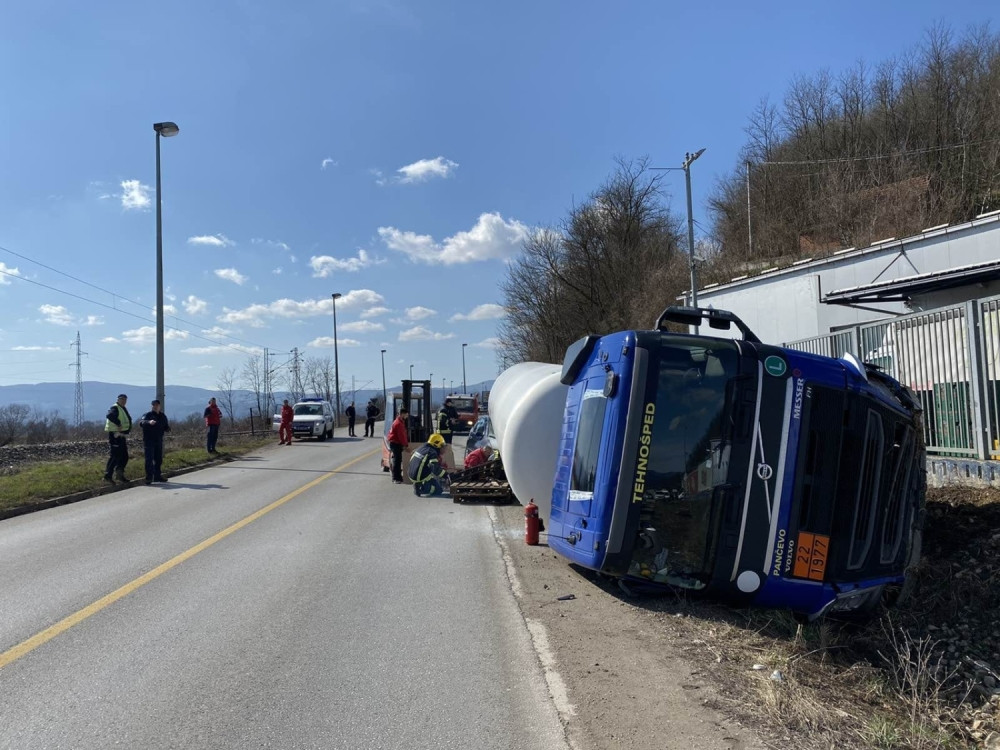 Cisterna puna tečnog azota pala na automobil (FOTO)