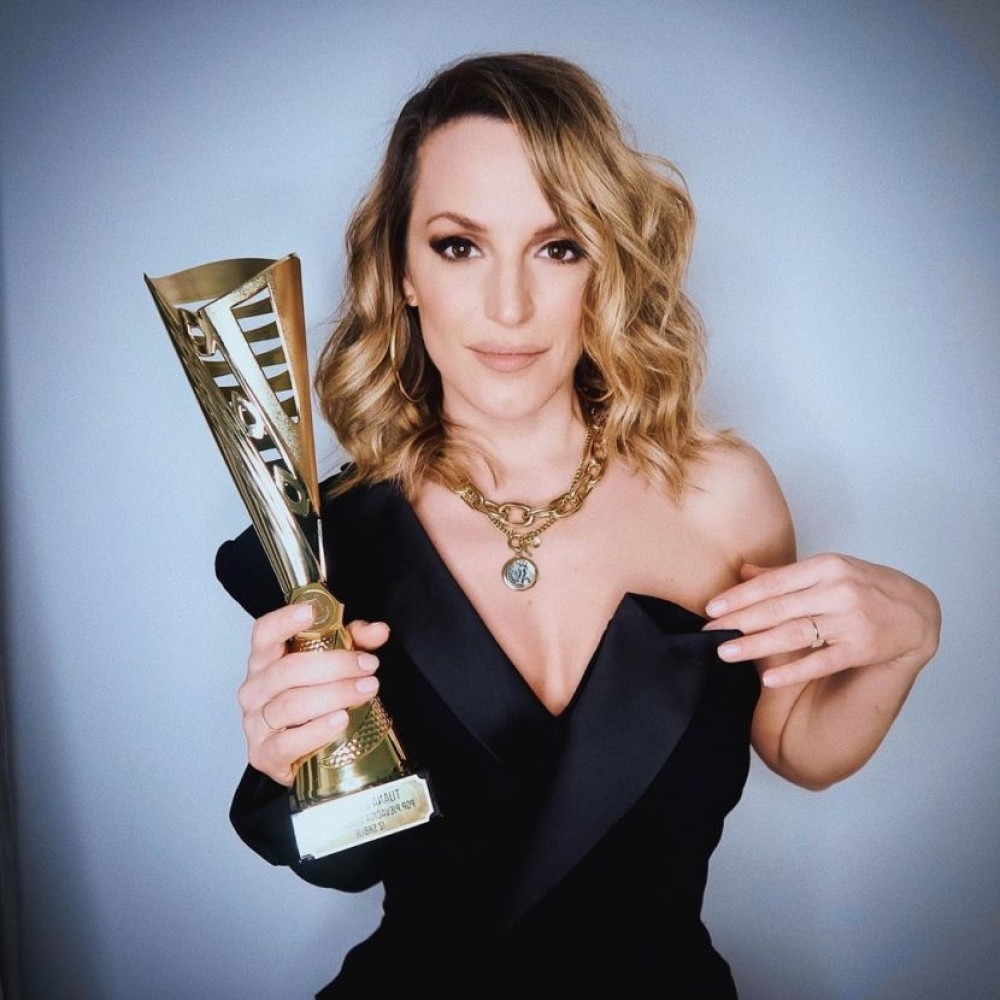 Tijana Bogićević u punom sjaju u Banjaluci! Na scenu izašla u seksi kombinaciji, pa podelila lepe vesti