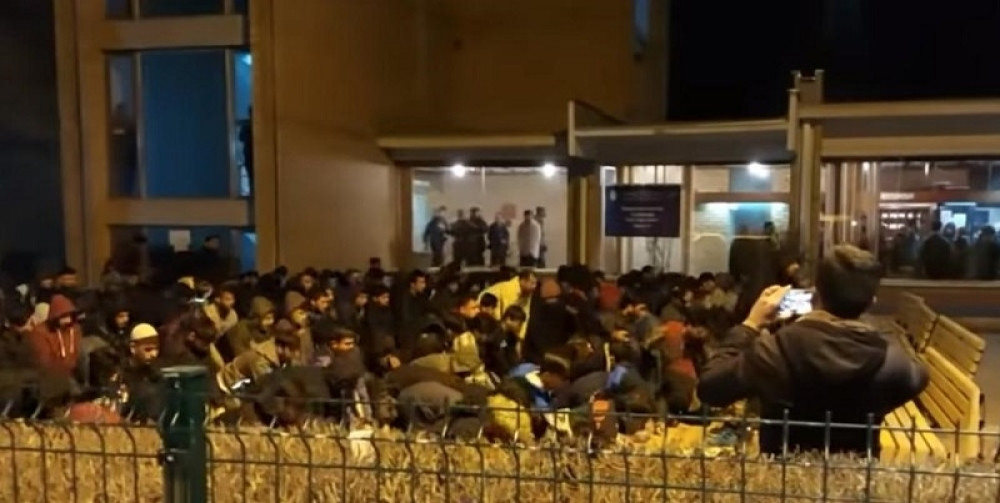 Oko 50 migranata krenulo iz kampa, a onda su se čuli rafali