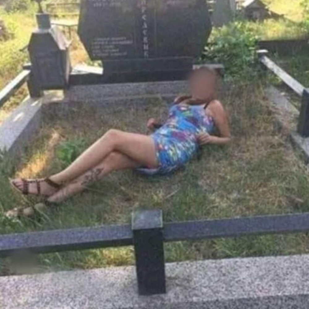 Njeno poziranje na spomeniku pokojnika napravilo haos na društvenim mrežama! (FOTO)