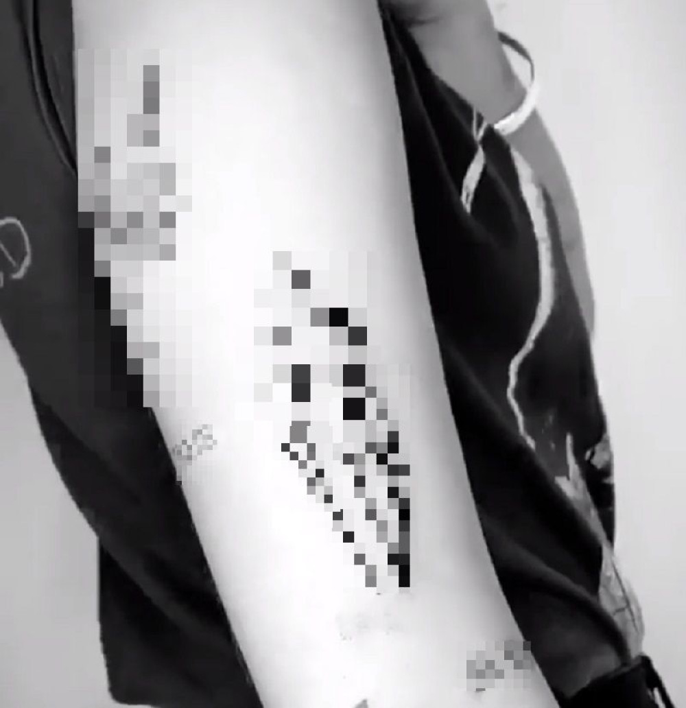 Pevačica ima milione, a istetovirala ovu jeftinu katastrofu! (FOTO)