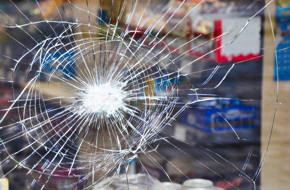 Mladić osumnjičen za razbijanje stakla na sudu u Šapcu