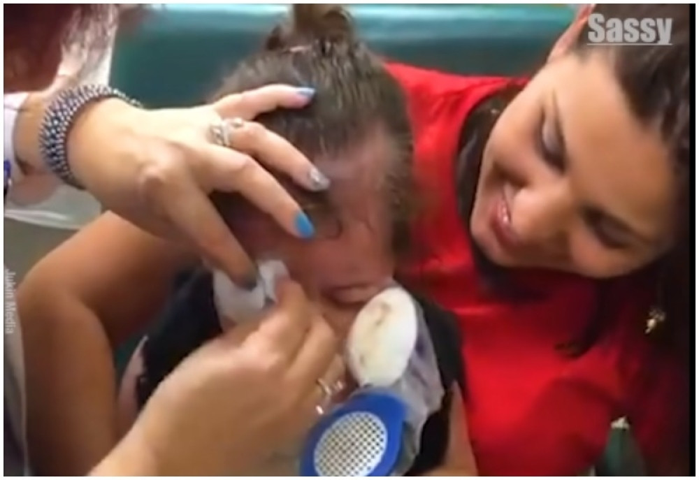 Momenat kada je devojčica slepa od rođenja prvi put progledala (VIDEO)