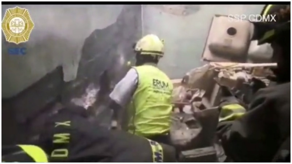 Bebe se zaglavile između zidova a samo jedan uspela da preživi