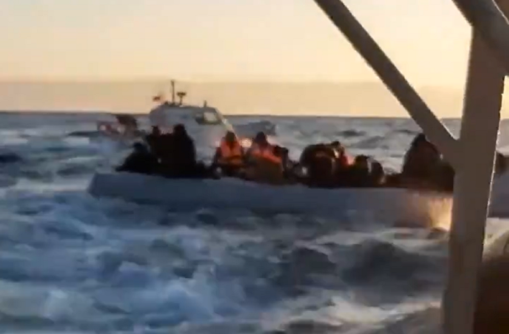 Turska obalska straža pomaže migrantima da dođu do Grčke, prate ih brodovima sve vreme! (VIDEO)