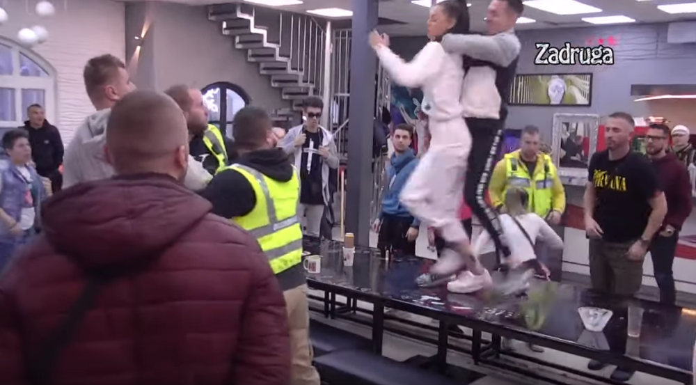 Najsurovija tuča do sada: Tara Simov iščupala pola kose Maji Marinković! Hitna diskvalifikacija?! (VIDEO)