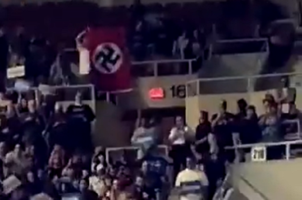 Šok na mitingu! Mladić provocirao, ljudi poludeli, policija hitno reagovala! (VIDEO)