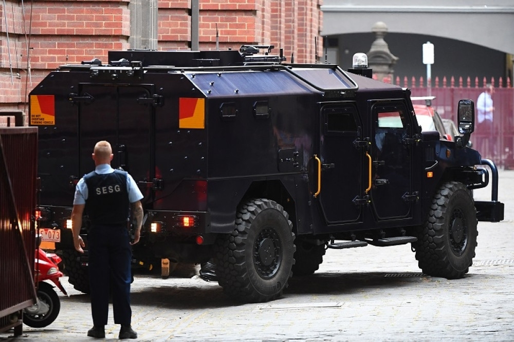 Migrant mačetom i sekirom napao muškarca i ženu