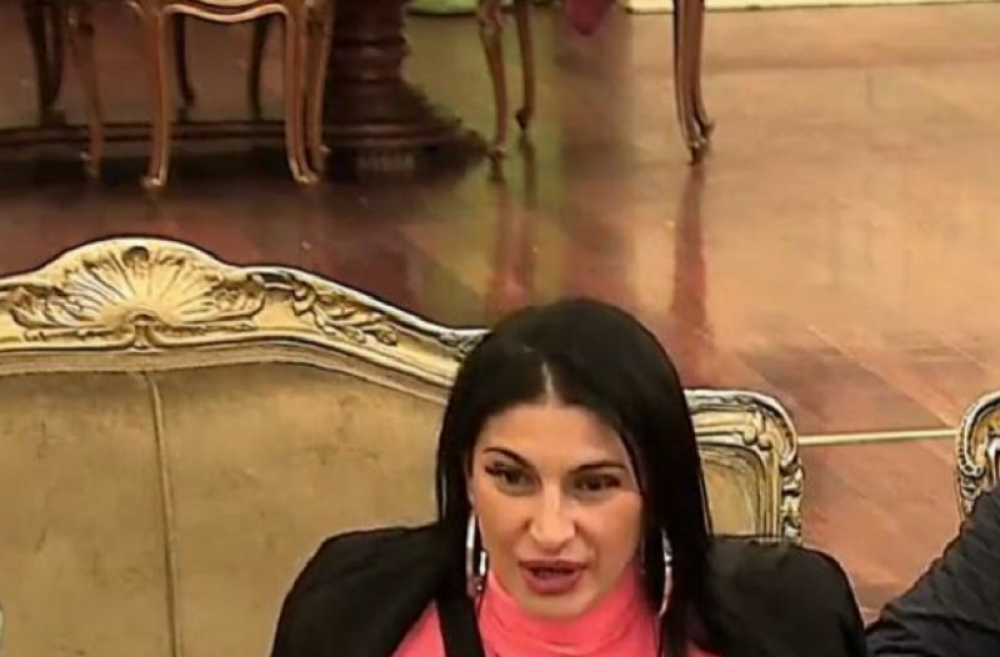 Pao "rukoblud" ispod jorgana! Aleksandra pokušala da objasni detalje! (FOTO)