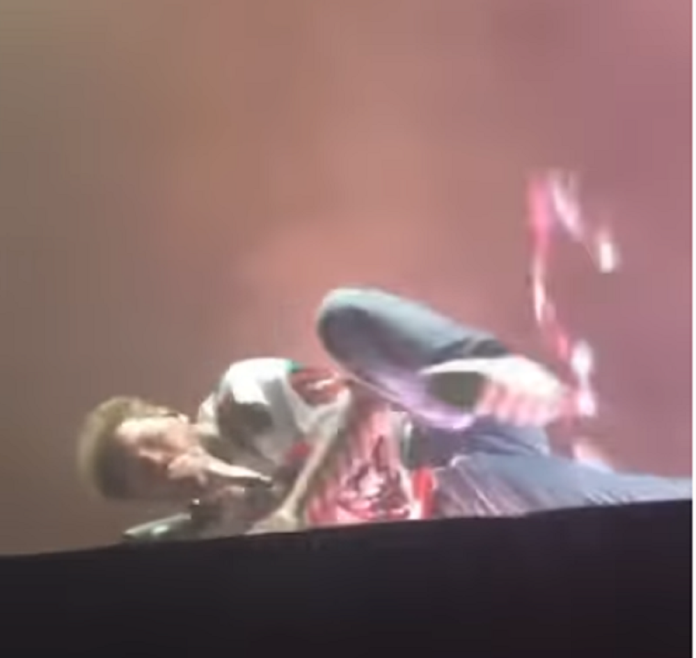 Vrišti, baulja, pada i mekeće po sceni?! Reper u mortus izdanju ne zna gde se nalazi, mnogi smatraju da je drogiran (VIDEO)