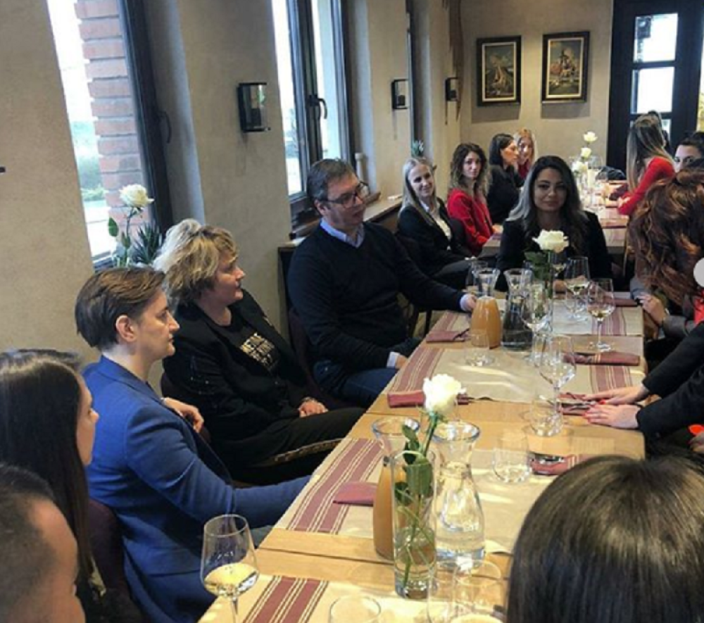 Vučić degustirao domaća vina u Maloj Remeti, a onda damama pred 8. mart dao čvrsto obećanje (FOTO/VIDEO)