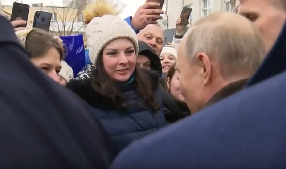Lepa Ruskinja prišla Putinu i zaprosila ga: Ruski lider uzeo ponudu u razmatranje? (VIDEO)