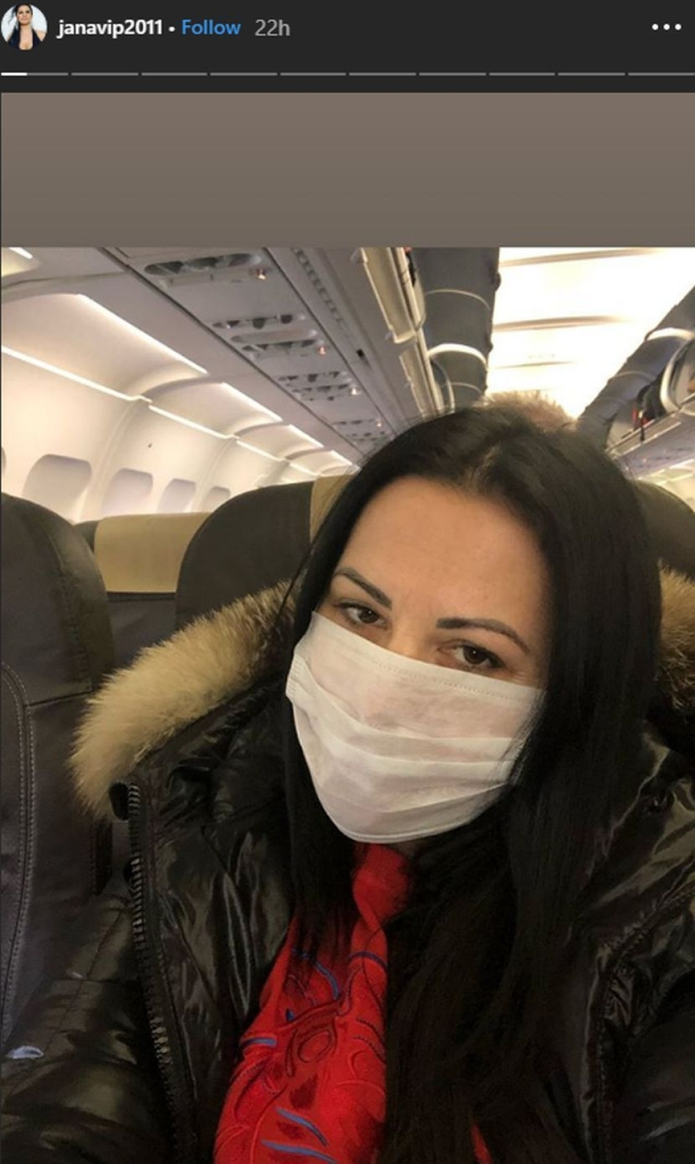 Pevačice Jana i Indi u strahu za život zbog korona virusa! Sa maskama preko lica u avionu (FOTO)