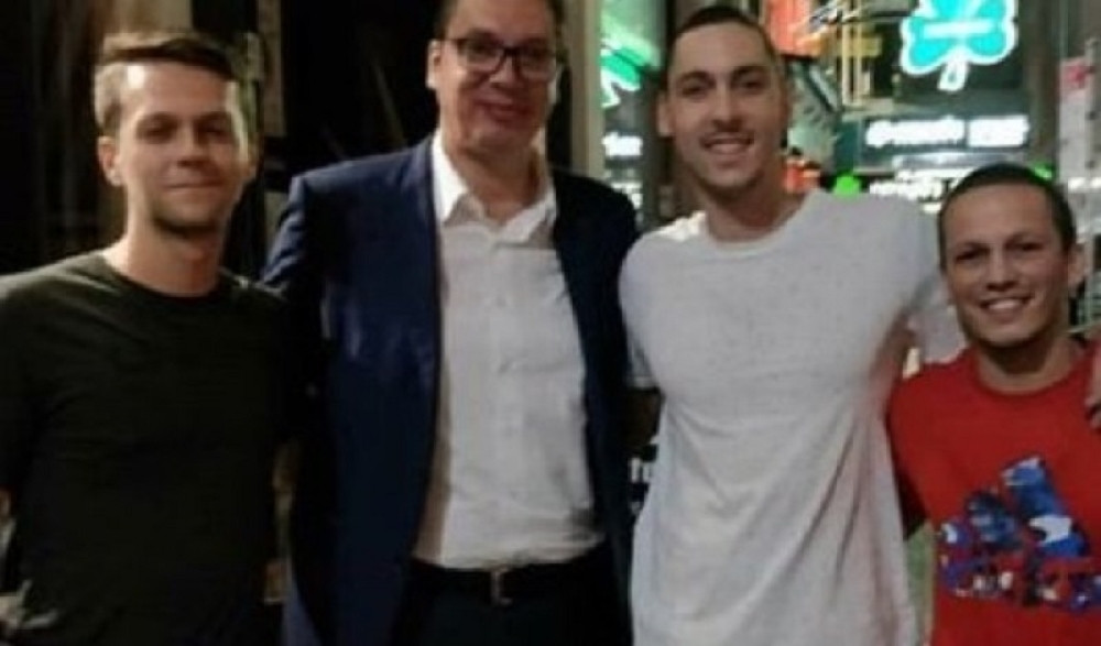 Vučić obilazio vinariju, a onda su naišli njih dvojica! (FOTO)
