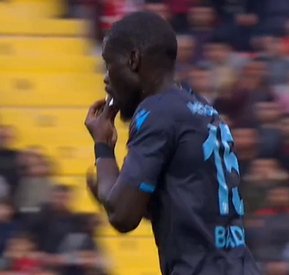 Sada ostaje misterija šta je pisalo na papiru koji je poznati fudbaler pojeo (FOTO/VIDEO)