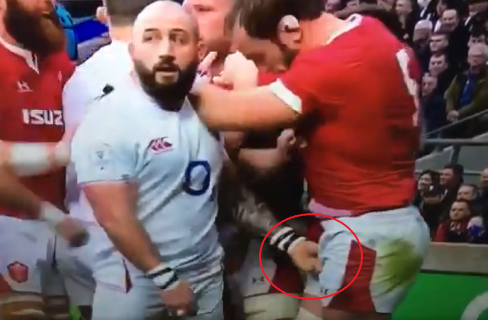 Ćapio rivala za mošnice - osmehnuo se kada ga je osetio u rukama (VIDEO)