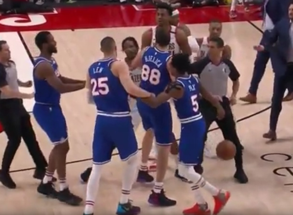 Tuča na terenu, Bjelici napali saigrača, ovaj pretrčao pola terena i zaštitio ga! (VIDEO)