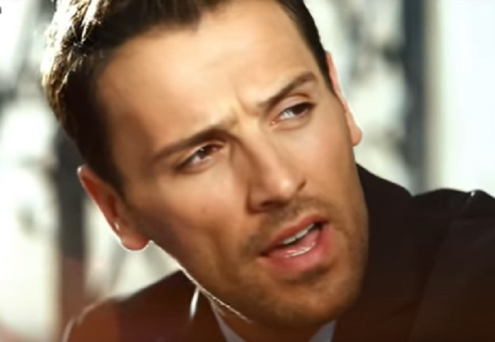 Žene su načisto odlepile za ovim Grkom: Ko je Nikos Vertis? Apolon bogovskog glasa koji je ovom pesmom osvojio svet! (VIDEO)