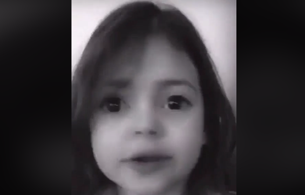 Devojčica zapalila društvene mreže! (VIDEO)