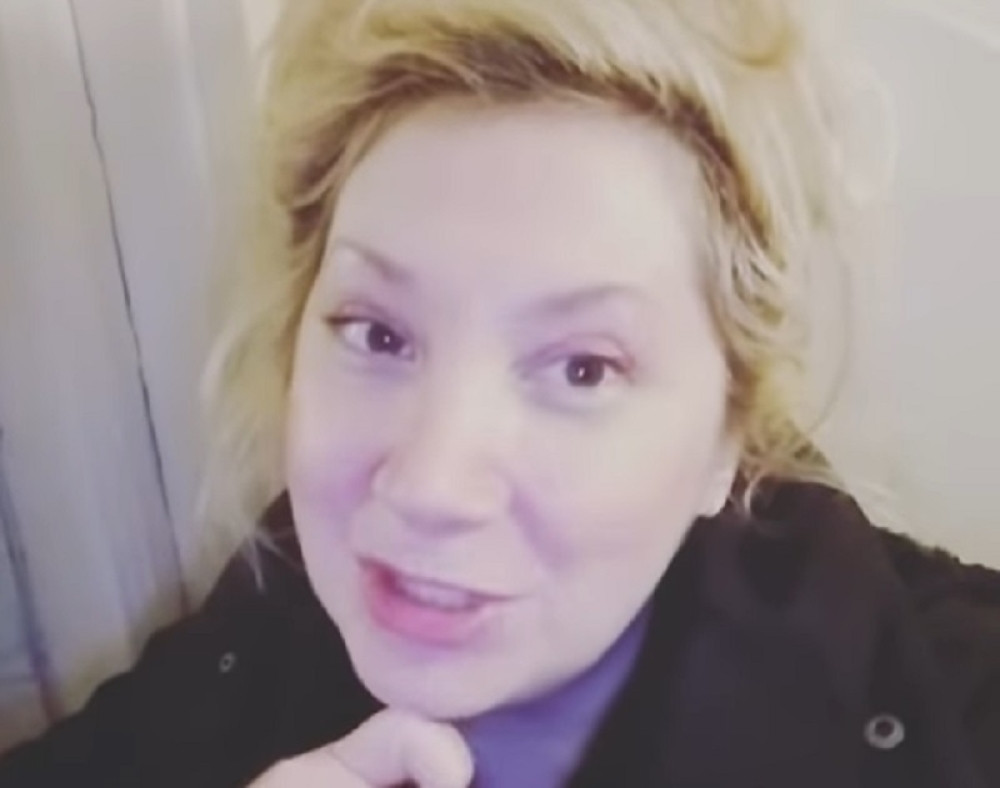 O Dinjinoj čestitki za 8. mart pričaju sve pripadnice lepšeg pola: Nećete samo popušiti, nego ćete i ... (VIDEO)