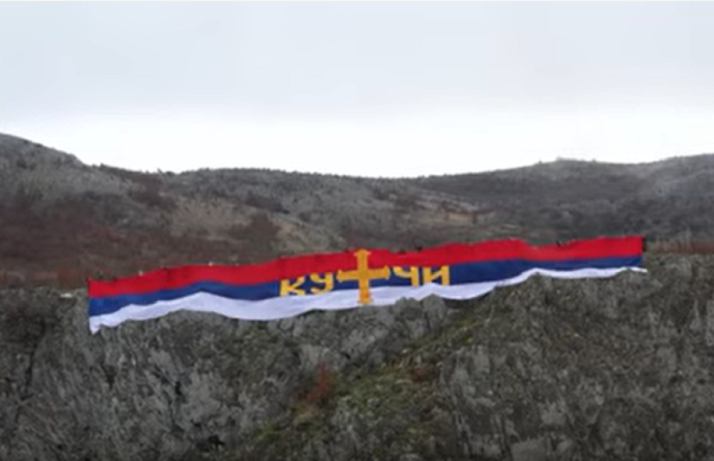 Kuči razvili srpsku trobojku od 60 metara kod Podgorice (VIDEO)