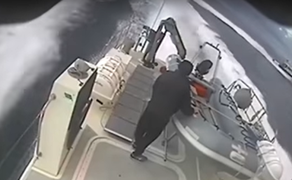 Turci napali grčku obalsku stražu! (VIDEO)