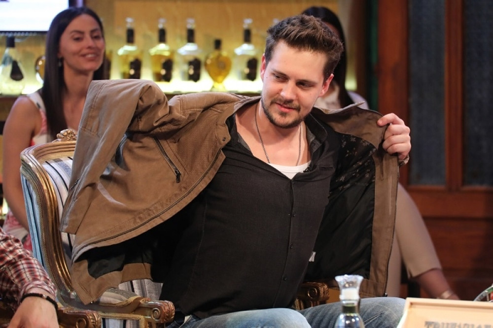 Miloš Biković se razgolitio i pokazao čime raspolaže: Macolom lupa zid, a mišićima žensku nemirnu maštu! (FOTO)