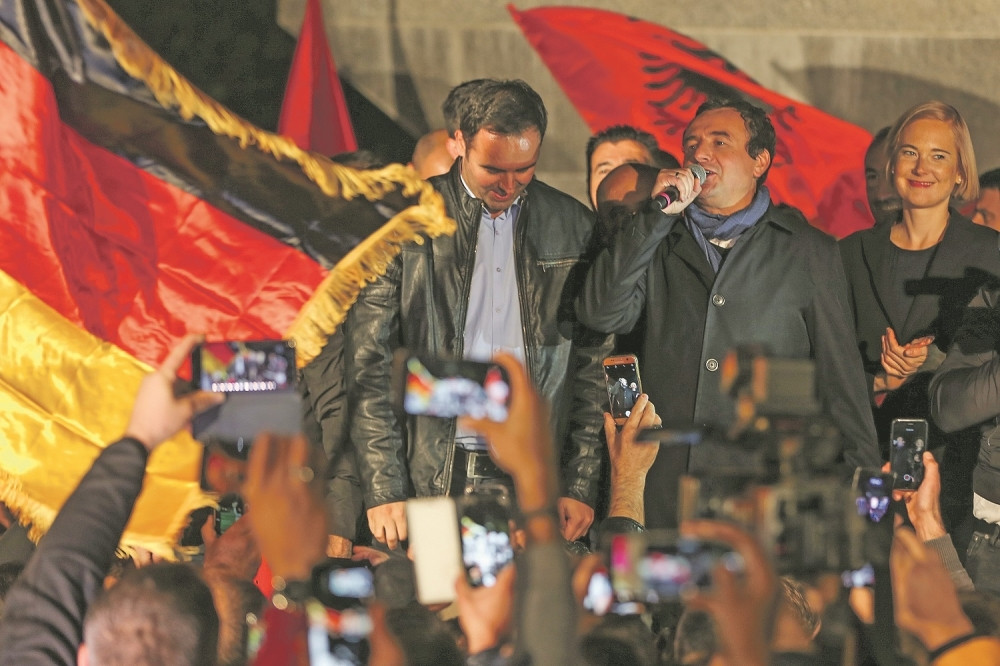 Sve Kurtijeve pristalice došle u Prištinu, kosovska policija na oprezu! (VIDEO)