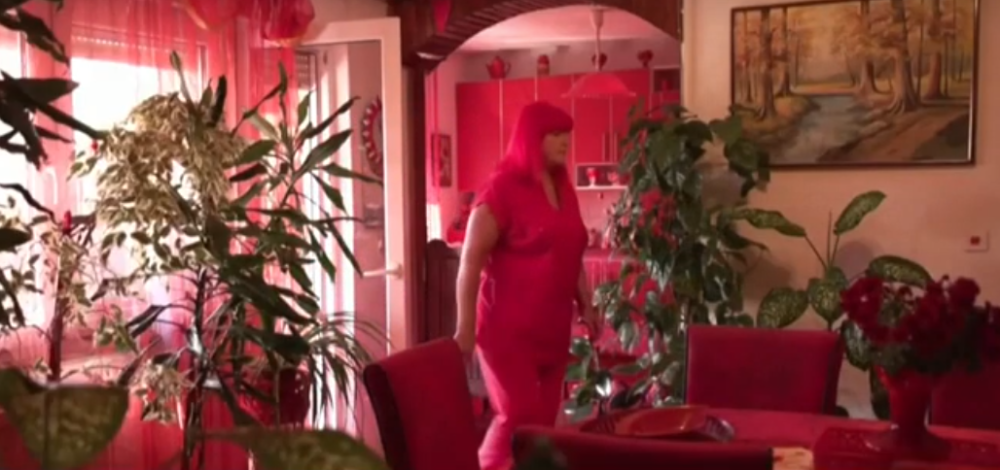 Njena ljubav prema jednoj boji ju je dovela do neobičnog imidža i načina života