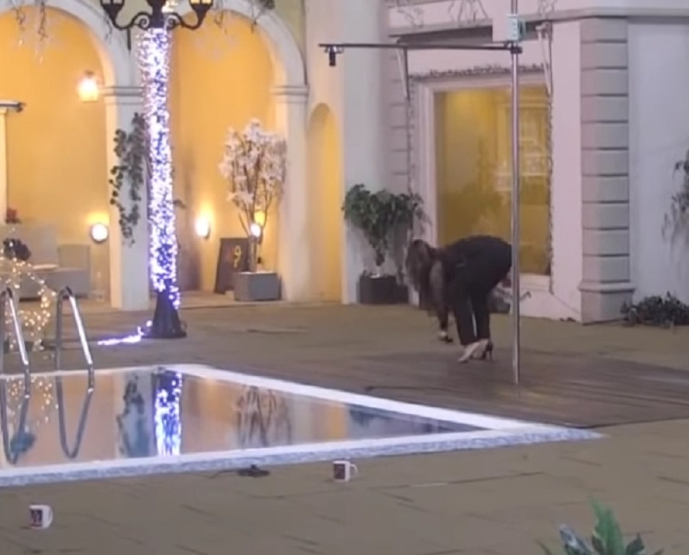 Miljana Kulić se našla u čudu: Saplela se, a onda je usledio smehotresan komentar! Internet gori! (VIDEO)