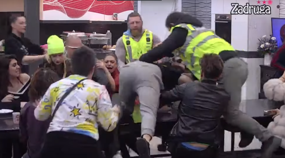 Jezivo! Zadrugarka krvnički pretučena: Ostavljena da leži gola sva otečena! (FOTO)