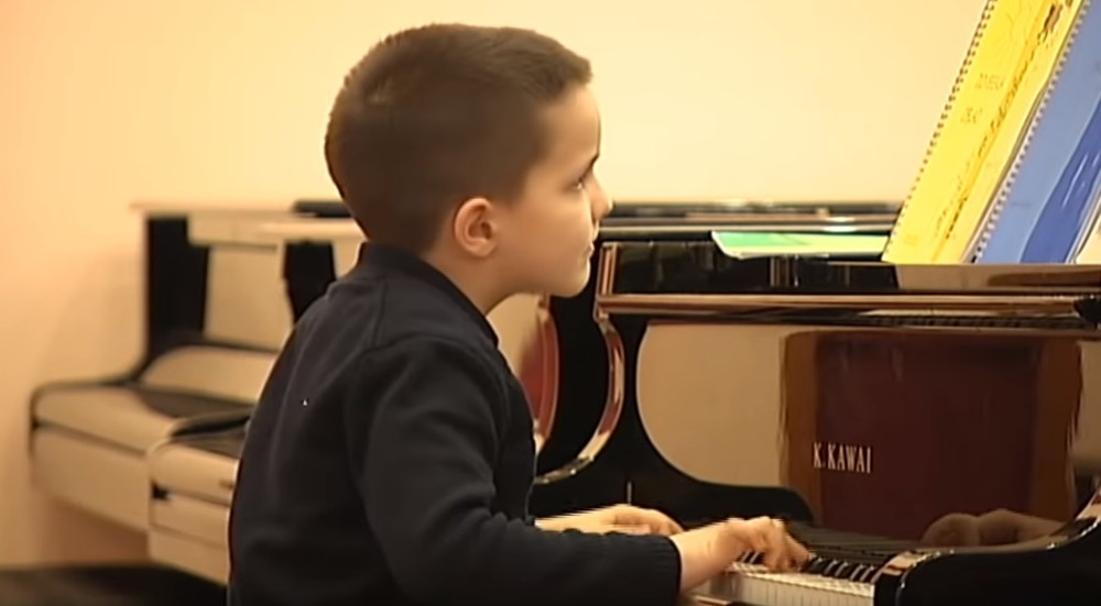 Sa dve godine je pričao engleski, sa tri počeo da komponuje, a sada - ne planira da stane! (VIDEO)