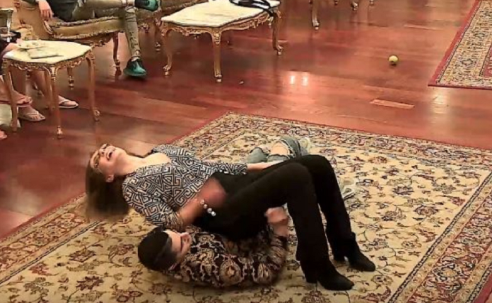 Hvatala ga za polni organ! Ivana Mitrović povilenela, nije mogla da se obuzda! (FOTO)