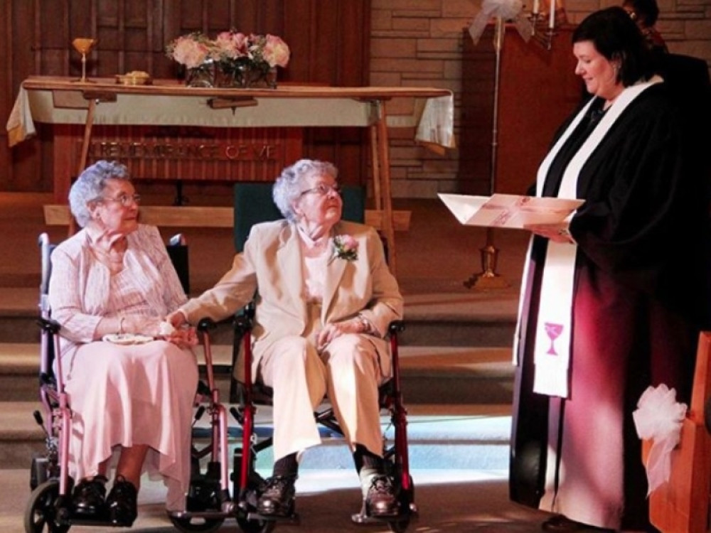 Svoju vezu krile su 72 godine! Ove dve bakice stale su pred oltar i zaklele se na večnu ljubav! (FOTO)