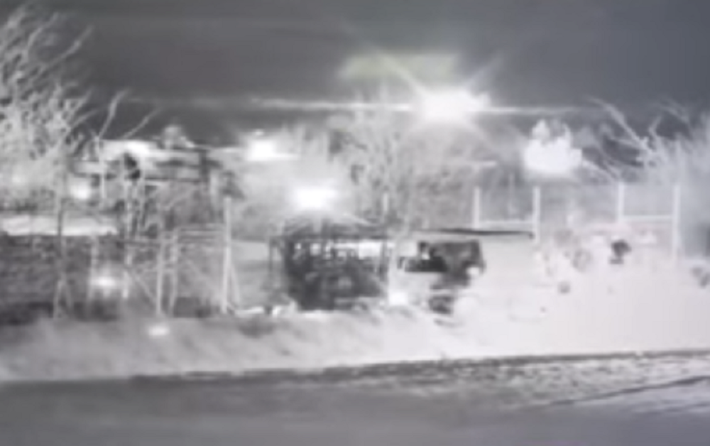 Tursko oklopno vozilo juriša da probije graničnu ogradu!