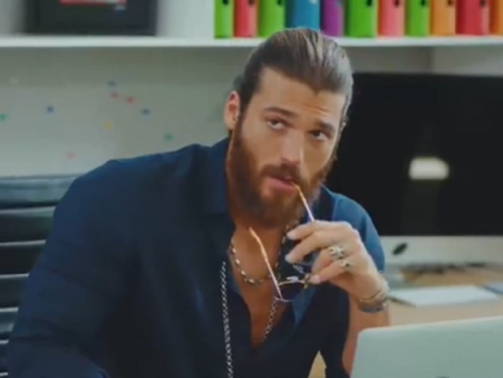 Za turskim glumcem, žene širom sveta poludele: Džan Jaman poreklom je  sa Kosova, pomutio slavu svetskim zvezdama (FOTO/VIDEO)