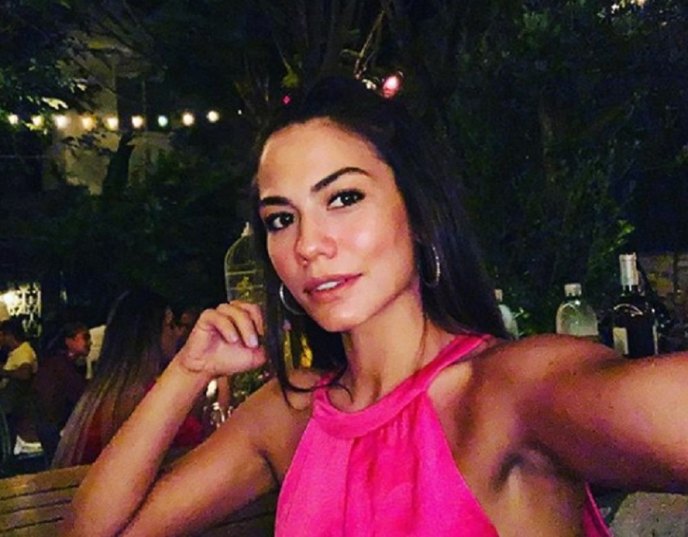 Čuveni pevač Mustafa Sandal ju je primetio, a onda se pojavila i u seriji "Ranoranilac"": Ko je Demet Ozdemir, glumica koja je zavela Džana Jamana? (FOT/VIDEO)