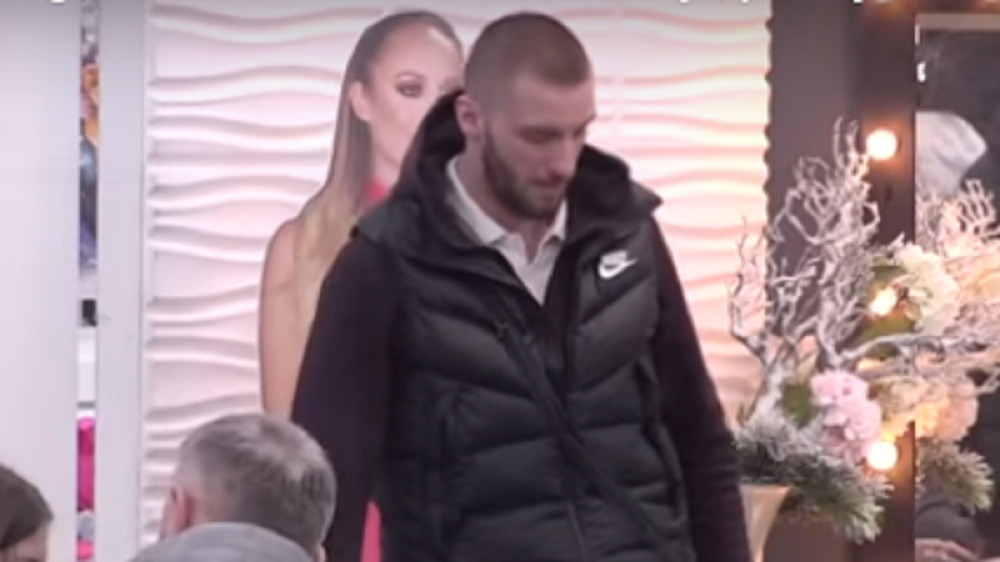 Mensur Ajdarpašić u suzama, Mina dotrčala da ga teši! "Boli me!"