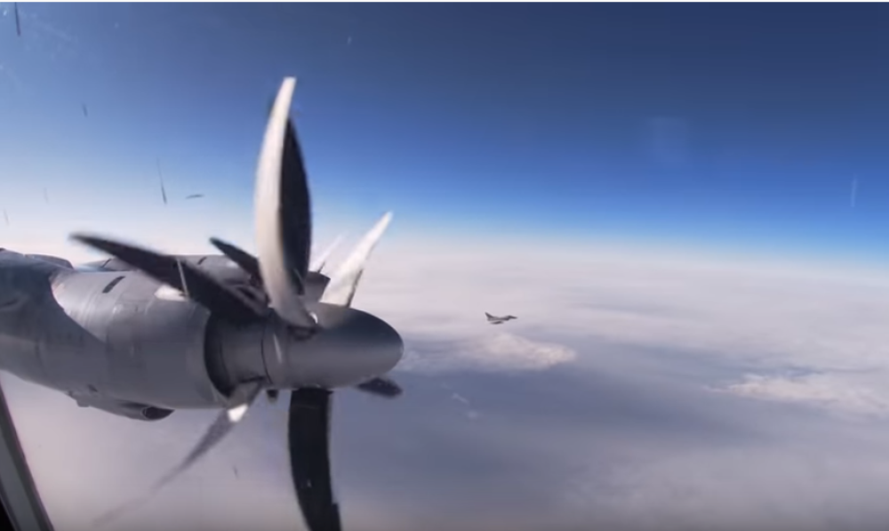 NATO lovci se zaleteli na ruske bombardere, a onda je iz zasede izleteo MIG-31 i ušao im u rep! (VIDEO)