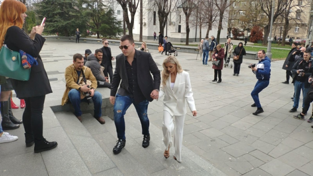 Vikor se na krštenju bratanca, pojavio sa lepsom polovinom! Svima zapala za oko (FOTO)