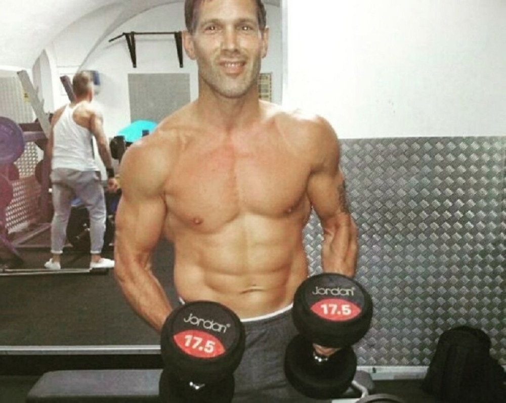 Ima 56 godina i sedmoro unučadi, a izgleda kao mladić: Kad me vide sa ćerkom, misle da sam joj dečko (FOTO/VIDEO)