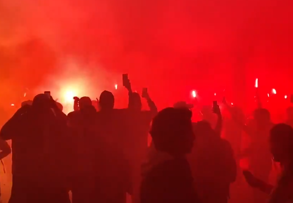 Zabranjeno im da prisustvuju utakmici pa zapalili ceo grad! (VIDEO)