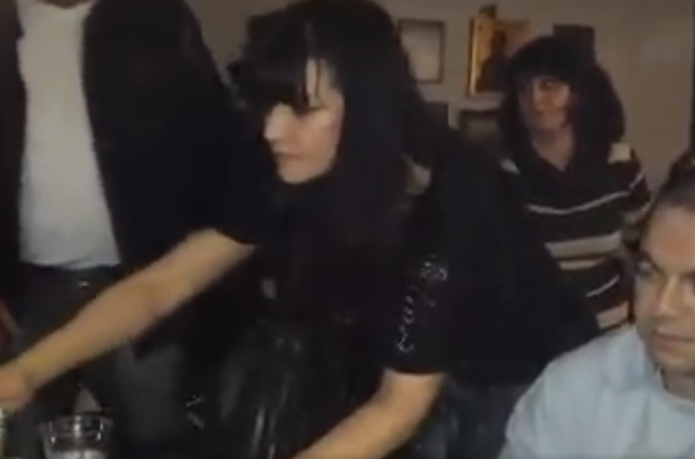 Jelena Marjanović sa modricom na licu služi goste, a svekrva i kuma igraju za stolom