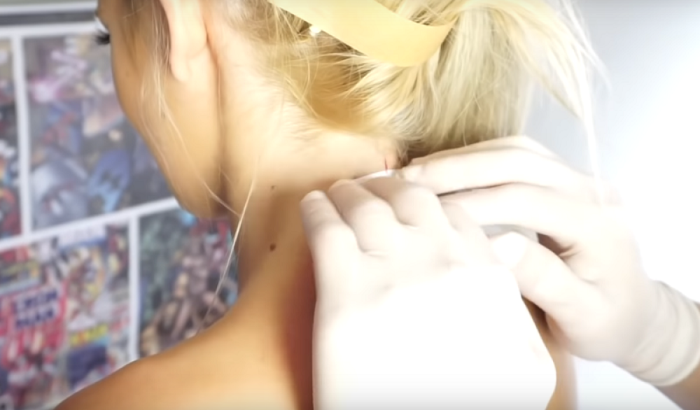 Sara Reljić dopustila bratu da joj istetovira leđa, kad je videla šta je uradio, šokirala se! (VIDEO)