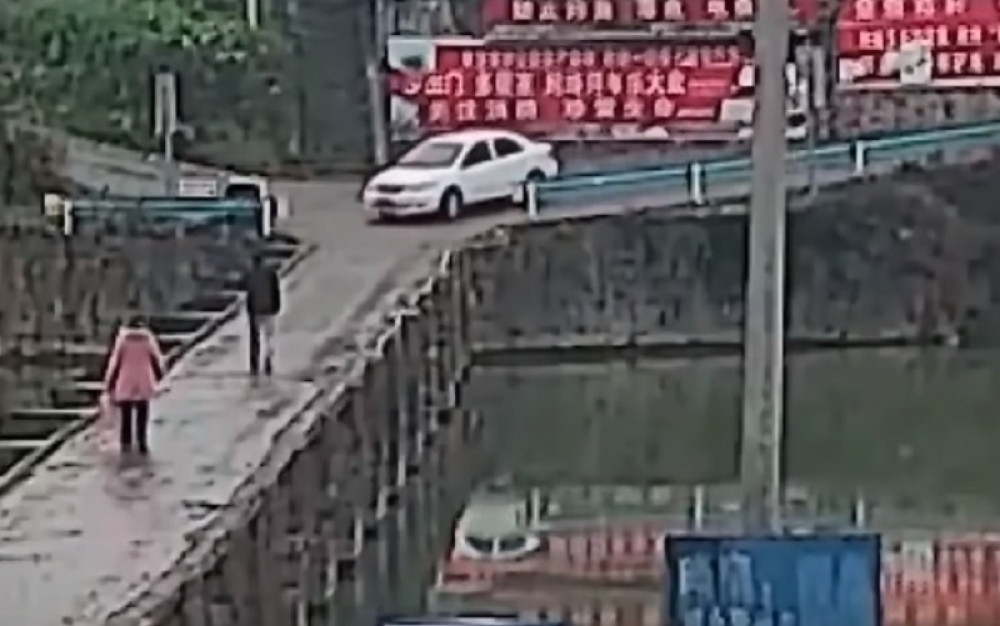 Tek što je dobio vozačku, seo u kola, a onda - rano kupanje (VIDEO)