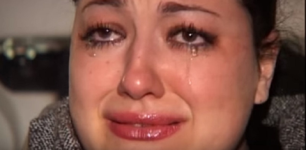 "Gađao je stolicom!" Pevačica Sandra Rešić na meti nasilnika! Nije mu ostala dužna!