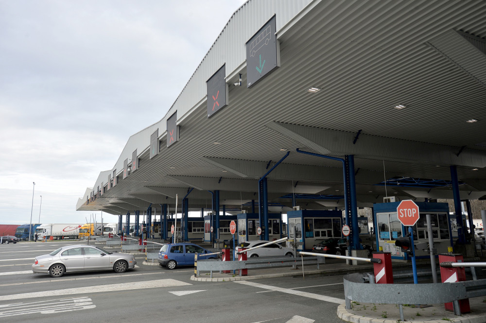 Zaustavili automobil na Gradini, carinici pronašli kamen neverovatne čistoće