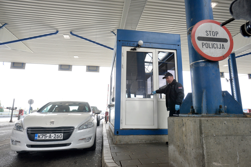 Carinici zaustavili autobus na Horgošu, troje putnika moralo odmah da izađe