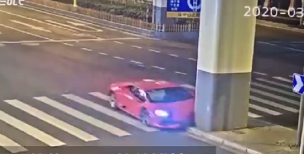 Divljao po putu u punoj brzini! Ovim potezom je "bacio u vatru" 3 miliona dolara (VIDEO)