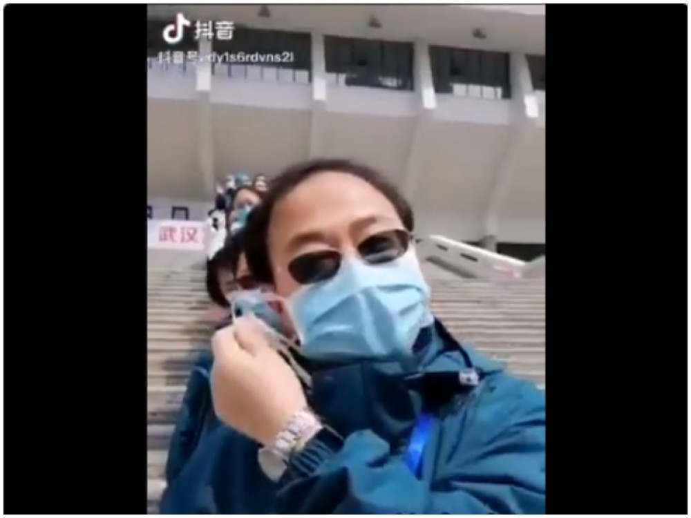 Lekari u Kini se postrojili ispred bolnice, pa uradili nešto što je sve oduševilo (VIDEO)